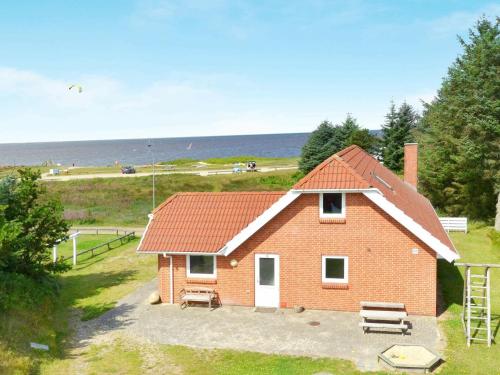 Фотография гостевого дома Four-Bedroom Holiday home in Tarm 3