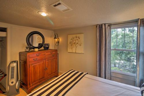 Фотографии гостевого дома
Historic Hardy House on Main Street with Fire Pit!