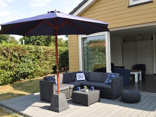 Фотография гостевого дома Bright Holiday Home in Noordwijk near Sea