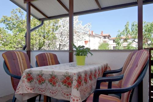 Фотография гостевого дома Apartments with a parking space Novigrad - 2536