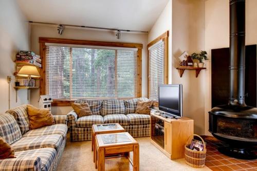 Фотографии гостевого дома
Ski-in and Ski-out Northstar Condo near Lake Tahoe!