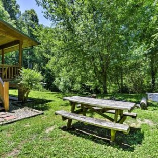 Фотография гостевого дома Fox Creek Hillside Cabin with Hot Tub and Fire Pit!