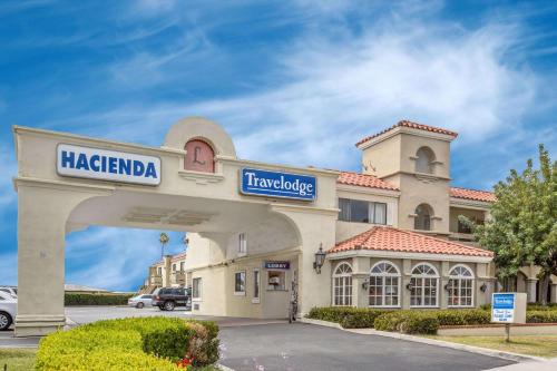 Фотография гостиницы Travelodge by Wyndham Costa Mesa Newport Beach Hacienda