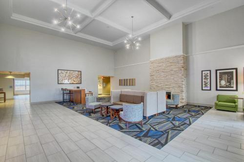 Фотография гостиницы Holiday Inn Express Hotel & Suites Oshkosh - State Route 41, an IHG Hotel