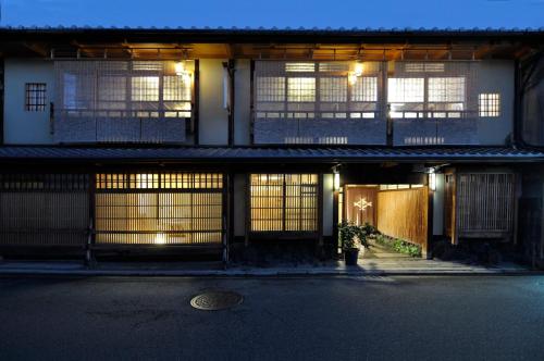 Фотография мини отеля Traditional Kyoto Inn serving Kyoto cuisine IZYASU - Former Ryokan Izuyasui