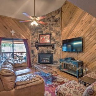 Фотография гостевого дома Retreat with Hot Tub and 2 Kitchens for Large Groups!