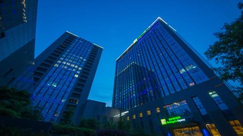 Фотография гостиницы Holiday Inn Express Hangzhou Huanglong, an IHG Hotel