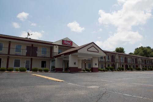 Фотография мини отеля Red Roof Inn & Suites Jackson, TN