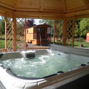 Фотографии базы отдыха 
            Comme Sur Des Roulottes