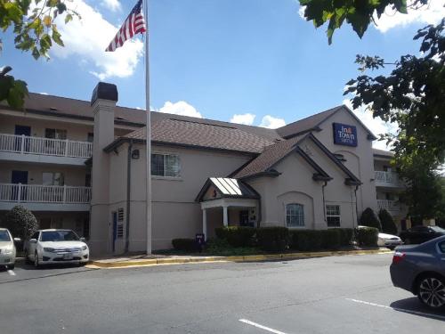 Фотография мотеля InTown Suites Extended Stay Greensboro NC-Lanada