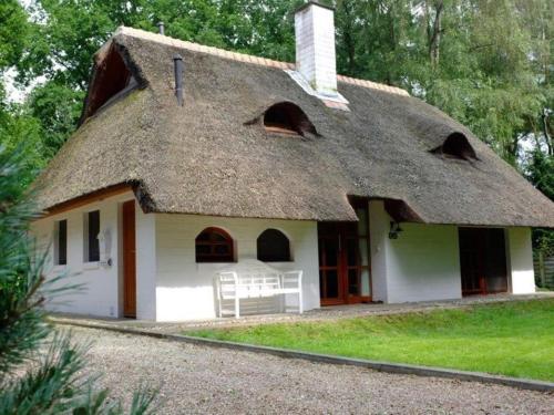 Фотография гостевого дома Exclusive thatched roof house in the Samtgemeinde Uelsen with conservatory