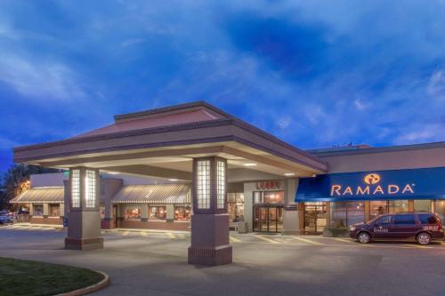 Фотография гостиницы Ramada by Wyndham Kelowna Hotel & Conference Center