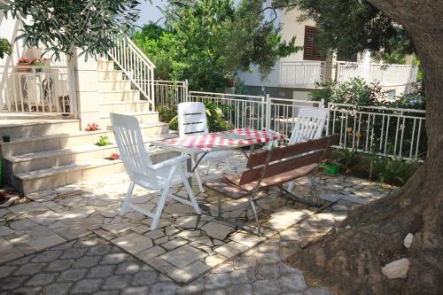 Фотография гостевого дома Apartments with a parking space Orebic, Peljesac - 10185