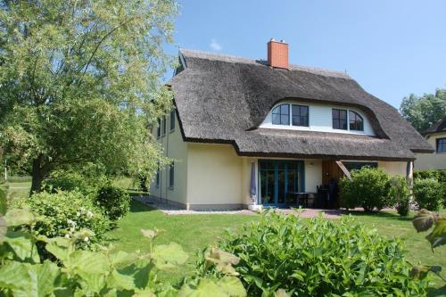 Фотография гостевого дома Komfortables Reetdachferienhaus Hasel 1