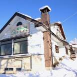 Фотография гостевого дома Hunters Gate BIG Ski In Out Lodge at Togari Onsen Kids Pets OK 24 Guests ハンターズゲートは24名まで ペットOK スキーのまま出入で大自然の中で楽しめる広いロッジ