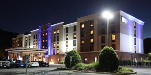 Фотография гостиницы Holiday Inn Express & Suites Newport News, an IHG Hotel