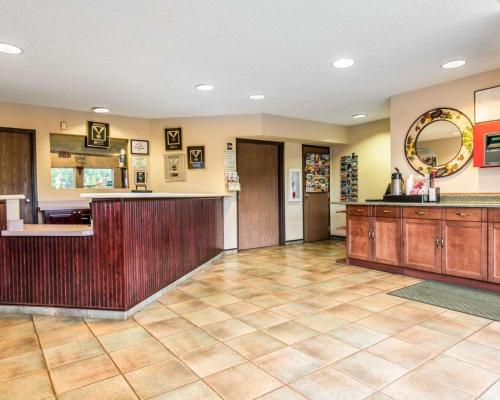 Фотографии гостиницы 
            Econo Lodge Inn & Suites