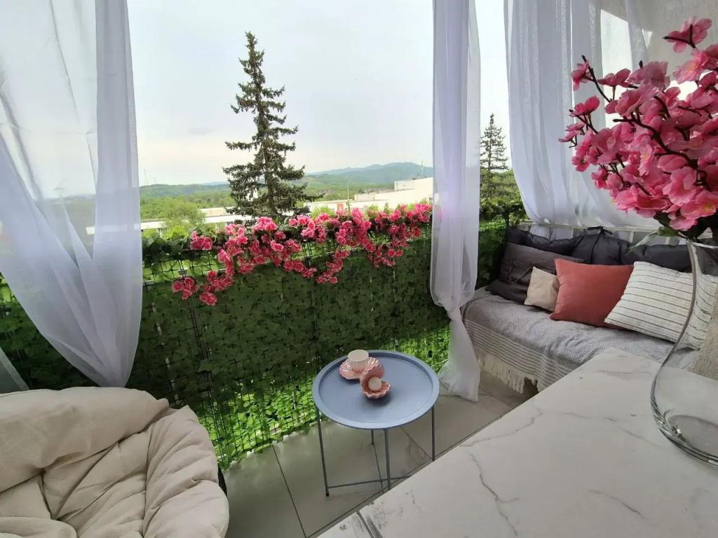 Фотография квартиры Квартира Однокомнатная Прованс с видом на горы с балкона