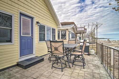 Фотография гостевого дома Sunny, Modern Waterfront Cottage in Erie!