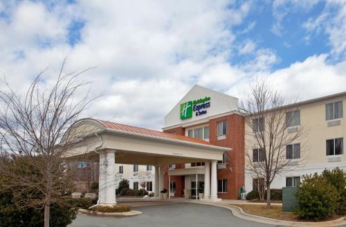 Фотография гостиницы Holiday Inn Express Hotel & Suites Mebane, an IHG Hotel