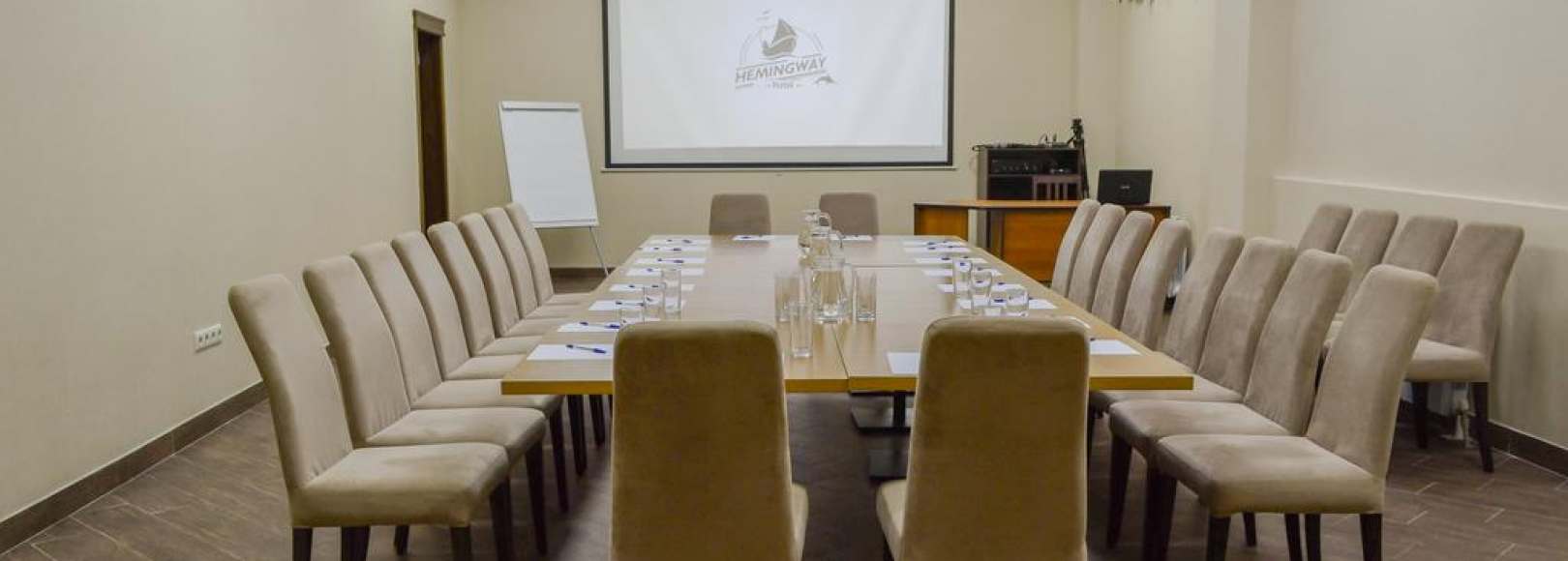 Фотография конференц-зала Хемингуэй