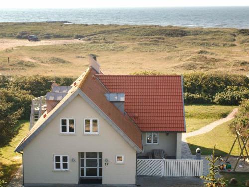 Фотография гостевого дома Six-Bedroom Holiday home in Blåvand 3