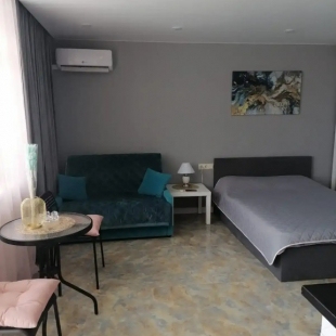 Фотография квартиры Квартира Уютная студия с балконом и бассейном во дворе