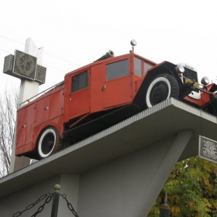 Фотография памятника Памятник Пожарному автомобилю ПМЗ-11