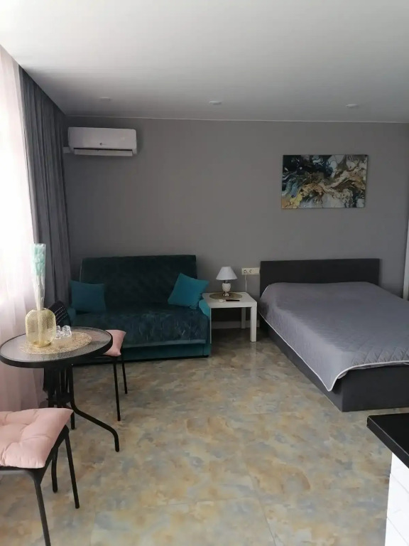 Фотография квартиры Квартира Уютная студия с балконом и бассейном во дворе