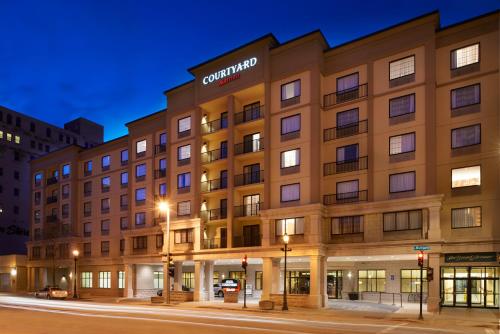 Фотография гостиницы Courtyard Milwaukee Downtown