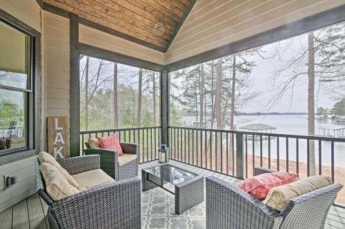 Фотографии гостевого дома 
            Seneca Home with Porch and Private Dock on Lake Keowee!