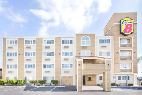 Фотография гостиницы Super 8 by Wyndham National City Chula Vista