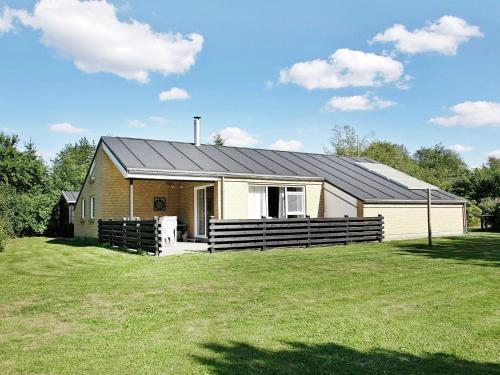 Фотография гостевого дома Three-Bedroom Holiday home in Spøttrup 10