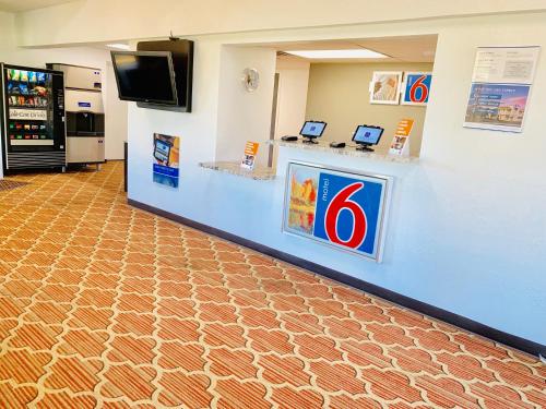 Фотография гостиницы OYO Hotel Mona Lake Muskegon