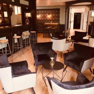 Фотографии гостиницы
Hotel Le Cardinal Rueil Centre