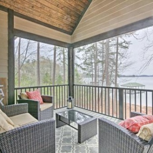 Фотография гостевого дома Seneca Home with Porch and Private Dock on Lake Keowee!