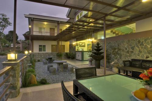 Фотография гостиницы Tagaytay Wingate Manor