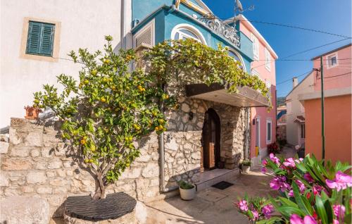 Фотография гостевого дома Beautiful home in Miholascica w/ Jacuzzi and 3 Bedrooms