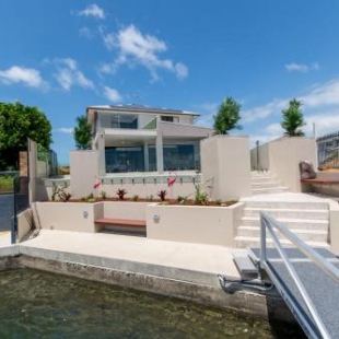 Фотография гостевого дома Luxury Waterfront Family Entertainer on Dolphin