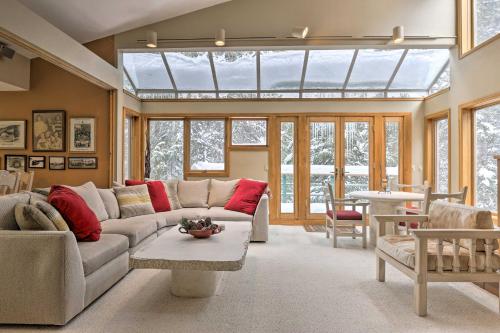 Фотографии гостевого дома
Ski-In and Ski-Out Winter Park Condo with Pool Access!