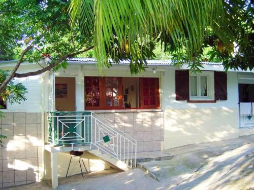 Фотография гостевого дома Maison de 2 chambres avec jardin clos et wifi a Deshaie