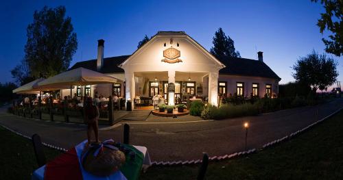 Фотография мини отеля Tenkes Fogadó és Vendégház Harkány