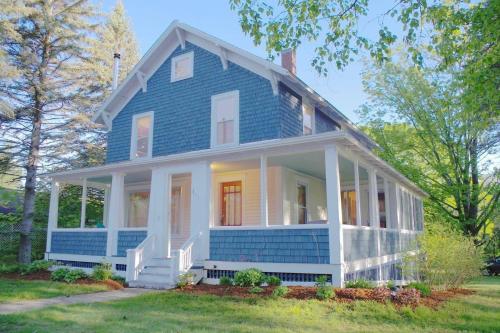 Фотография гостевого дома The Craftsman Farmhouse with Modern Flair