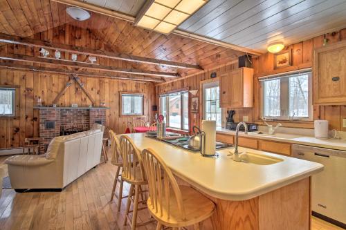 Фотография гостевого дома Ludlow Home with New Hot Tub, Near Okemo Resort!