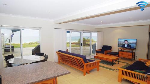 Фотография гостевого дома Mamorhomy - beachfront spacious apartment