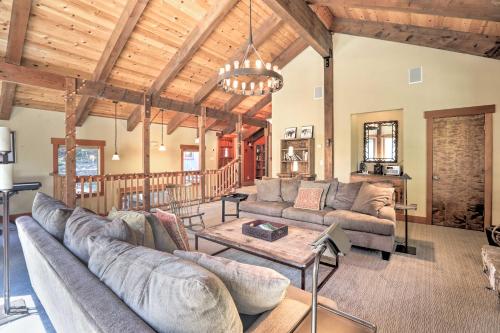 Фотографии гостевого дома
Bright Lake Tahoe Cabin with Fireplace, Grill and Decks