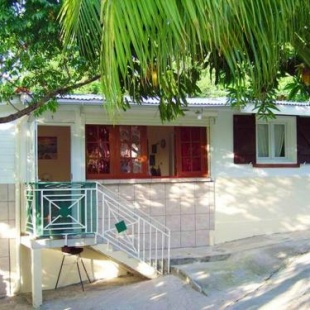 Фотография гостевого дома Maison de 2 chambres avec jardin clos et wifi a Deshaie