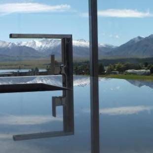 Фотографии гостевого дома 
            Luxury Lakeview Apartment