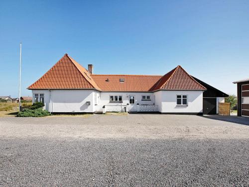 Фотография гостевого дома Six-Bedroom Holiday home in Harboøre 1
