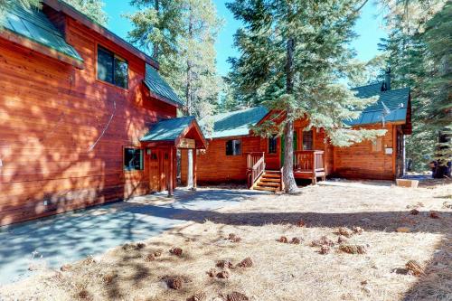 Фотография гостевого дома Delightful Donner Main House